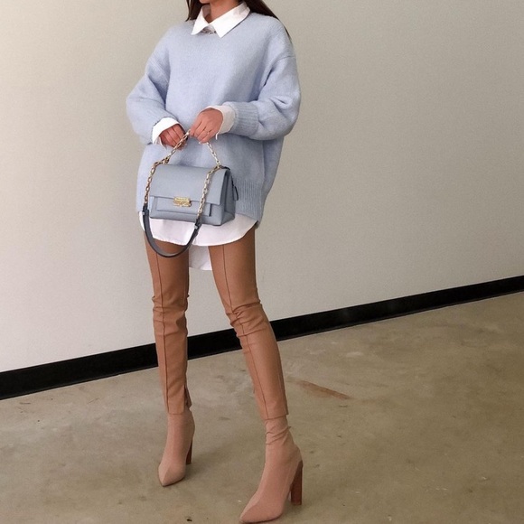 Round neck knit sweater. Beautiful sky blue colour - Picture 2 of 9